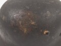 Luftwaffe, Stahlhelm Modell 1940. In allen Teilen original , die Nieten zugehörig, der Ring irgendwann ergänzt oder unschlau aus- und wieder eingebaut, das Hakenkreuz zu etwa 85% erhalten. Ungereinigt, Hersteller Q64