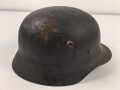 Luftwaffe, Stahlhelm Modell 1940. In allen Teilen original , die Nieten zugehörig, der Ring irgendwann ergänzt oder unschlau aus- und wieder eingebaut, das Hakenkreuz zu etwa 85% erhalten. Ungereinigt, Hersteller Q64