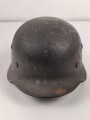 Luftwaffe, Stahlhelm Modell 1940. In allen Teilen original , die Nieten zugehörig, der Ring irgendwann ergänzt oder unschlau aus- und wieder eingebaut, das Hakenkreuz zu etwa 85% erhalten. Ungereinigt, Hersteller Q64