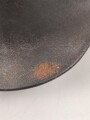 Luftwaffe, Stahlhelm Modell 1940. In allen Teilen original , die Nieten zugehörig, der Ring irgendwann ergänzt oder unschlau aus- und wieder eingebaut, das Hakenkreuz zu etwa 85% erhalten. Ungereinigt, Hersteller Q64