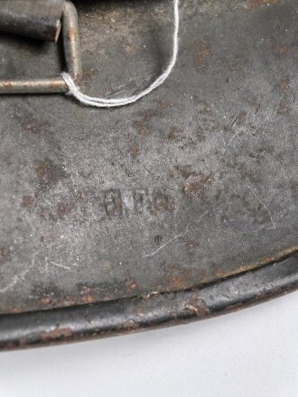 Heer, Stahlhelm Modell 1940. In allen Teilen original und zusammengehöriges Stück , das Hakenkreuz zu 99% erhalten. Ungereinigt, EF64