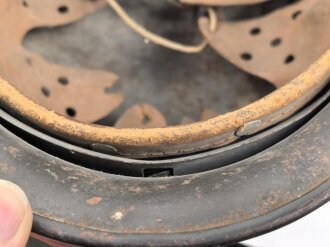 Heer, Stahlhelm Modell 1940. In allen Teilen original und zusammengehöriges Stück , das Hakenkreuz zu 99% erhalten. Ungereinigt, EF64