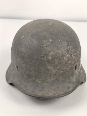 Heer, Stahlhelm Modell 1940. In allen Teilen original und zusammengehöriges Stück , das Hakenkreuz zu 99% erhalten. Ungereinigt, EF64