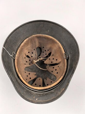 Heer, Stahlhelm Modell 1940. In allen Teilen original und zusammengehöriges Stück , das Hakenkreuz zu 99% erhalten. Ungereinigt, EF64