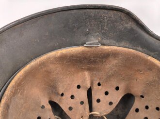 Heer, Stahlhelm Modell 1940. In allen Teilen original und zusammengehöriges Stück , das Hakenkreuz zu 99% erhalten. Ungereinigt, EF64