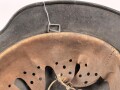 Heer, Stahlhelm Modell 1940. In allen Teilen original und zusammengehöriges Stück , das Hakenkreuz zu 99% erhalten. Ungereinigt, EF64