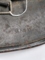 Heer, Stahlhelm Modell 1940. In allen Teilen original und zusammengehöriges Stück , das Hakenkreuz zu 99% erhalten. Ungereinigt, EF64
