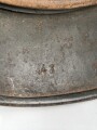 Heer, Stahlhelm Modell 1940. In allen Teilen original und zusammengehöriges Stück , das Hakenkreuz zu 99% erhalten. Ungereinigt, EF64