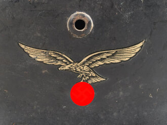 Luftwaffe, Stahlhelm Modell 1935. In allen Teilen original und zusammengehörig,  das Hakenkreuz zu 100%  erhalten. Ungereinigt, Hersteller Q68
