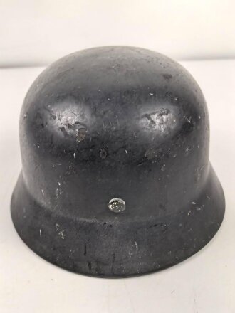 Luftwaffe, Stahlhelm Modell 1935. In allen Teilen original und zusammengehörig,  das Hakenkreuz zu 100%  erhalten. Ungereinigt, Hersteller Q68