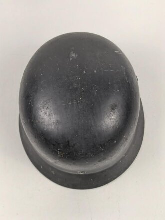 Luftwaffe, Stahlhelm Modell 1935. In allen Teilen original und zusammengehörig,  das Hakenkreuz zu 100%  erhalten. Ungereinigt, Hersteller Q68