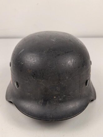 Luftwaffe, Stahlhelm Modell 1935. In allen Teilen original und zusammengehörig,  das Hakenkreuz zu 100%  erhalten. Ungereinigt, Hersteller Q68