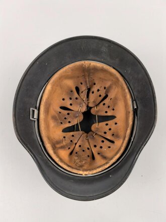 Luftwaffe, Stahlhelm Modell 1935. In allen Teilen original und zusammengehörig,  das Hakenkreuz zu 100%  erhalten. Ungereinigt, Hersteller Q68