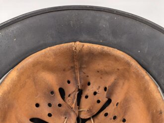 Luftwaffe, Stahlhelm Modell 1935. In allen Teilen original und zusammengehörig,  das Hakenkreuz zu 100%  erhalten. Ungereinigt, Hersteller Q68