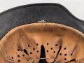 Luftwaffe, Stahlhelm Modell 1935. In allen Teilen original und zusammengehörig,  das Hakenkreuz zu 100%  erhalten. Ungereinigt, Hersteller Q68