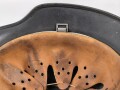 Luftwaffe, Stahlhelm Modell 1935. In allen Teilen original und zusammengehörig,  das Hakenkreuz zu 100%  erhalten. Ungereinigt, Hersteller Q68
