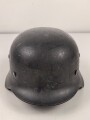 Luftwaffe, Stahlhelm Modell 1935. In allen Teilen original und zusammengehörig,  das Hakenkreuz zu 100%  erhalten. Ungereinigt, Hersteller Q68