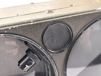 Lichtsprechgerät 80 Wehrmacht. Hersteller Carl Zeiss Jena. Optisch einwandfrei, Originallack, Funktion nicht geprüft. Im passenden Lederbehälter, diesem fehlt ein Metallbeschlag um den zweiten verschluss zu halten.