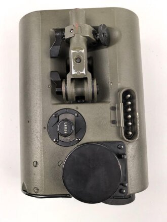 Lichtsprechgerät 80 Wehrmacht. Hersteller Carl Zeiss Jena. Optisch einwandfrei, Originallack, Funktion nicht geprüft. Im passenden Lederbehälter, diesem fehlt ein Metallbeschlag um den zweiten verschluss zu halten.