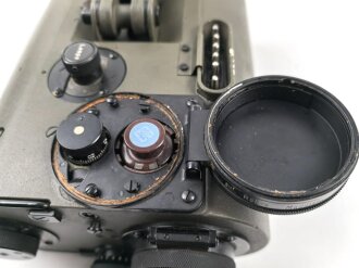 Lichtsprechgerät 80 Wehrmacht. Hersteller Carl Zeiss Jena. Optisch einwandfrei, Originallack, Funktion nicht geprüft. Im passenden Lederbehälter, diesem fehlt ein Metallbeschlag um den zweiten verschluss zu halten.
