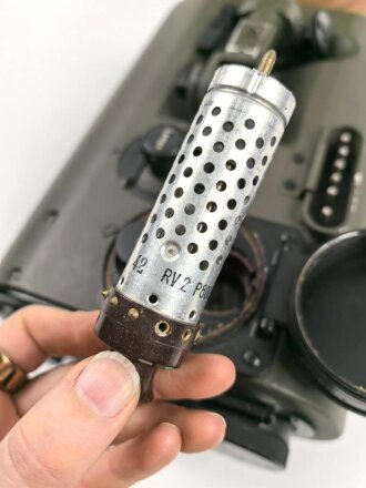 Lichtsprechgerät 80 Wehrmacht. Hersteller Carl Zeiss Jena. Optisch einwandfrei, Originallack, Funktion nicht geprüft. Im passenden Lederbehälter, diesem fehlt ein Metallbeschlag um den zweiten verschluss zu halten.