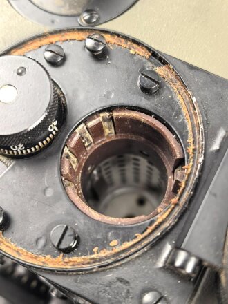Lichtsprechgerät 80 Wehrmacht. Hersteller Carl Zeiss Jena. Optisch einwandfrei, Originallack, Funktion nicht geprüft. Im passenden Lederbehälter, diesem fehlt ein Metallbeschlag um den zweiten verschluss zu halten.