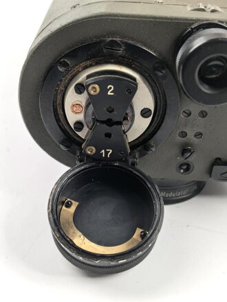 Lichtsprechgerät 80 Wehrmacht. Hersteller Carl Zeiss Jena. Optisch einwandfrei, Originallack, Funktion nicht geprüft. Im passenden Lederbehälter, diesem fehlt ein Metallbeschlag um den zweiten verschluss zu halten.