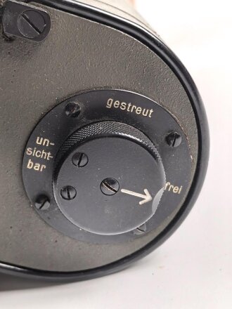 Lichtsprechgerät 80 Wehrmacht. Hersteller Carl Zeiss Jena. Optisch einwandfrei, Originallack, Funktion nicht geprüft. Im passenden Lederbehälter, diesem fehlt ein Metallbeschlag um den zweiten verschluss zu halten.