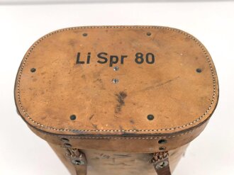 Lichtsprechgerät 80 Wehrmacht. Hersteller Carl Zeiss Jena. Optisch einwandfrei, Originallack, Funktion nicht geprüft. Im passenden Lederbehälter, diesem fehlt ein Metallbeschlag um den zweiten verschluss zu halten.