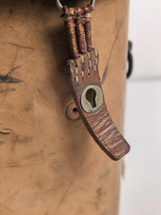 Lichtsprechgerät 80 Wehrmacht. Hersteller Carl Zeiss Jena. Optisch einwandfrei, Originallack, Funktion nicht geprüft. Im passenden Lederbehälter, diesem fehlt ein Metallbeschlag um den zweiten verschluss zu halten.