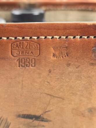 Lichtsprechgerät 80 Wehrmacht. Hersteller Carl Zeiss Jena. Optisch einwandfrei, Originallack, Funktion nicht geprüft. Im passenden Lederbehälter, diesem fehlt ein Metallbeschlag um den zweiten verschluss zu halten.