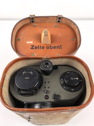 Lichtsprechgerät 80 Wehrmacht. Hersteller Carl Zeiss Jena. Optisch einwandfrei, Originallack, Funktion nicht geprüft. Im passenden Lederbehälter, diesem fehlt ein Metallbeschlag um den zweiten verschluss zu halten.