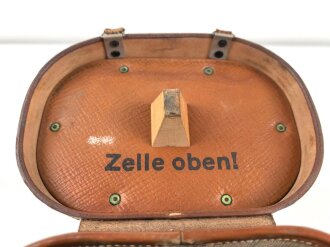Lichtsprechgerät 80 Wehrmacht. Hersteller Carl Zeiss Jena. Optisch einwandfrei, Originallack, Funktion nicht geprüft. Im passenden Lederbehälter, diesem fehlt ein Metallbeschlag um den zweiten verschluss zu halten.