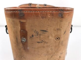 Lichtsprechgerät 80 Wehrmacht. Hersteller Carl Zeiss Jena. Optisch einwandfrei, Originallack, Funktion nicht geprüft. Im passenden Lederbehälter, diesem fehlt ein Metallbeschlag um den zweiten verschluss zu halten.