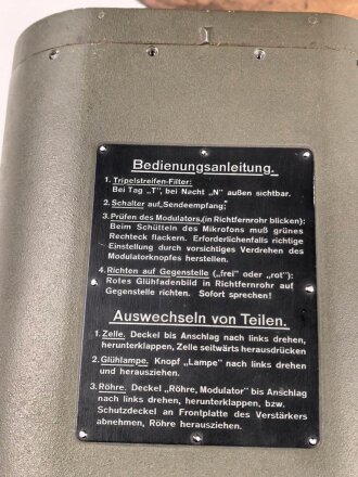 Lichtsprechgerät 80 Wehrmacht. Hersteller Carl Zeiss Jena. Optisch einwandfrei, Originallack, Funktion nicht geprüft. Im passenden Lederbehälter, diesem fehlt ein Metallbeschlag um den zweiten verschluss zu halten.