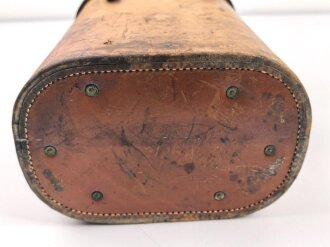 Lichtsprechgerät 80 Wehrmacht. Hersteller Carl Zeiss Jena. Optisch einwandfrei, Originallack, Funktion nicht geprüft. Im passenden Lederbehälter, diesem fehlt ein Metallbeschlag um den zweiten verschluss zu halten.