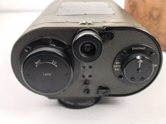 Lichtsprechgerät 80 Wehrmacht. Hersteller Carl Zeiss Jena. Optisch einwandfrei, Originallack, Funktion nicht geprüft. Im passenden Lederbehälter, diesem fehlt ein Metallbeschlag um den zweiten verschluss zu halten.