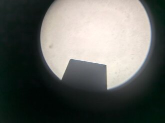 Lichtsprechgerät 80 Wehrmacht. Hersteller Carl Zeiss Jena. Optisch einwandfrei, Originallack, Funktion nicht geprüft. Im passenden Lederbehälter, diesem fehlt ein Metallbeschlag um den zweiten verschluss zu halten.