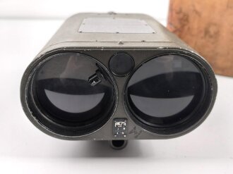 Lichtsprechgerät 80 Wehrmacht. Hersteller Carl Zeiss Jena. Optisch einwandfrei, Originallack, Funktion nicht geprüft. Im passenden Lederbehälter, diesem fehlt ein Metallbeschlag um den zweiten verschluss zu halten.