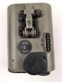 Lichtsprechgerät 80 Wehrmacht. Hersteller Carl Zeiss Jena. Optisch einwandfrei, Originallack, Funktion nicht geprüft. Im passenden Lederbehälter, diesem fehlt ein Metallbeschlag um den zweiten verschluss zu halten.