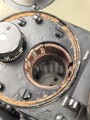 Lichtsprechgerät 80 Wehrmacht. Hersteller Carl Zeiss Jena. Optisch einwandfrei, Originallack, Funktion nicht geprüft. Im passenden Lederbehälter, diesem fehlt ein Metallbeschlag um den zweiten verschluss zu halten.