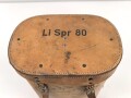 Lichtsprechgerät 80 Wehrmacht. Hersteller Carl Zeiss Jena. Optisch einwandfrei, Originallack, Funktion nicht geprüft. Im passenden Lederbehälter, diesem fehlt ein Metallbeschlag um den zweiten verschluss zu halten.