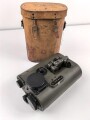 Lichtsprechgerät 80 Wehrmacht. Hersteller Carl Zeiss Jena. Optisch einwandfrei, Originallack, Funktion nicht geprüft. Im passenden Lederbehälter, diesem fehlt ein Metallbeschlag um den zweiten verschluss zu halten.
