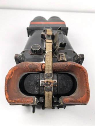 Richtungsweiser-Fernrohr "Rm.- F 12 x 60" für den Entfernungsmesser auf 4 Meter Basis, Gute Durchsicht, aber verschmutzt. Originallack, der Gummi angetrocknet. Ungereinigtes Stück