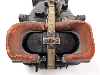 Richtungsweiser-Fernrohr "Rm.- F 12 x 60" für den Entfernungsmesser auf 4 Meter Basis, Gute Durchsicht, aber verschmutzt. Originallack, der Gummi angetrocknet. Ungereinigtes Stück