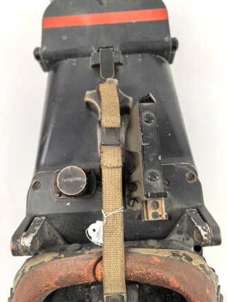 Richtungsweiser-Fernrohr "Rm.- F 12 x 60" für den Entfernungsmesser auf 4 Meter Basis, Gute Durchsicht, aber verschmutzt. Originallack, der Gummi angetrocknet. Ungereinigtes Stück