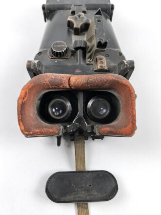 Richtungsweiser-Fernrohr "Rm.- F 12 x 60" für den Entfernungsmesser auf 4 Meter Basis, Gute Durchsicht, aber verschmutzt. Originallack, der Gummi angetrocknet. Ungereinigtes Stück