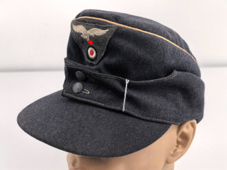Luftwaffe, Feldmütze Modell 1943 für Offiziere. Ab Werk mit Offizierslitze gefertigtes Stück. Kopfgrösse 58, leicht getragen.