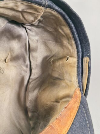 Luftwaffe, Feldmütze Modell 1943 für Offiziere. Ab Werk mit Offizierslitze gefertigtes Stück. Kopfgrösse 58, leicht getragen.