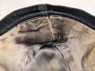 Luftwaffe, Feldmütze Modell 1943 für Offiziere. Ab Werk mit Offizierslitze gefertigtes Stück. Kopfgrösse 58, leicht getragen.